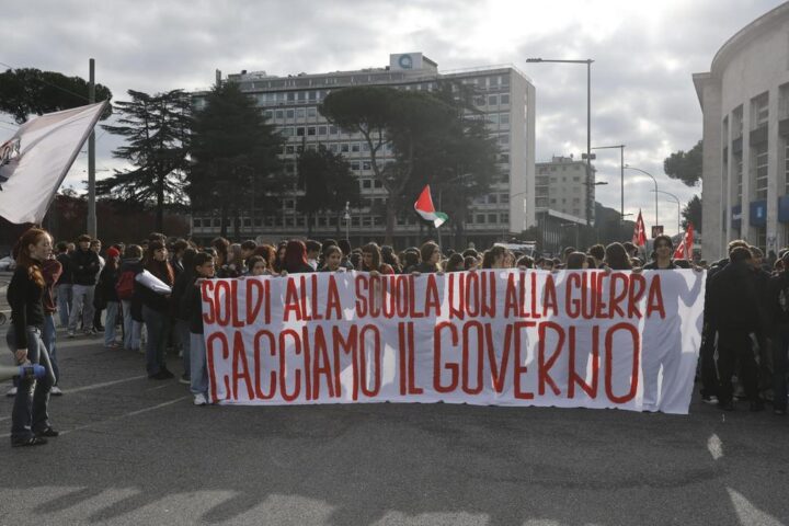 Studenti in piazza per il No Meloni Day: proteste contro il governo e la guerra in Medio Oriente