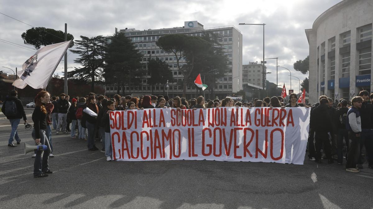 Studenti in piazza per il No Meloni Day: proteste contro il governo e la guerra in Medio Oriente
