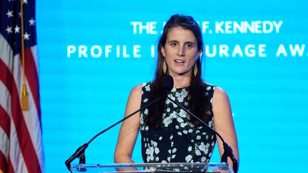 Tatiana Schlossberg racconta la sua battaglia contro la leucemia e critica il cugino no vax