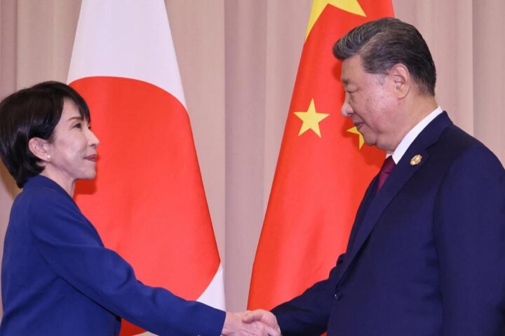 Tensione tra Giappone e Cina: accuse, insulti e minacce in un clima di crescente conflitto