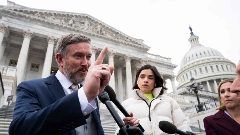 Thomas Massie: «Trump ora dalla nostra parte, pubblicare i file Epstein lo rafforzerà»