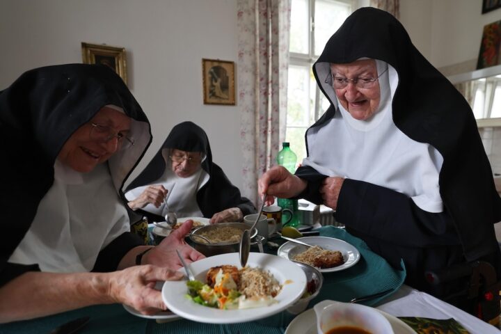 Tre suore ottantenni occupano il convento Kloster Goldenstein in Austria, attirando l'attenzione sui social media