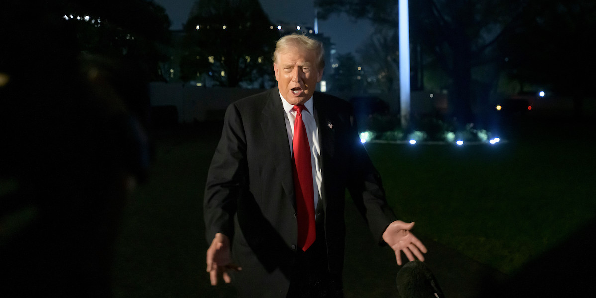 Trump firma legge per la pubblicazione di documenti sui processi a Epstein