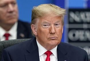 Trump firma legge per rendere pubblici i file Epstein in un contesto di alta diplomazia saudita