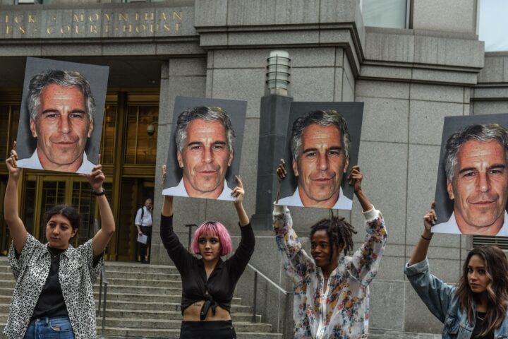 Trump richiede indagine su Epstein e Clinton: «Questo è un problema dei democratici»