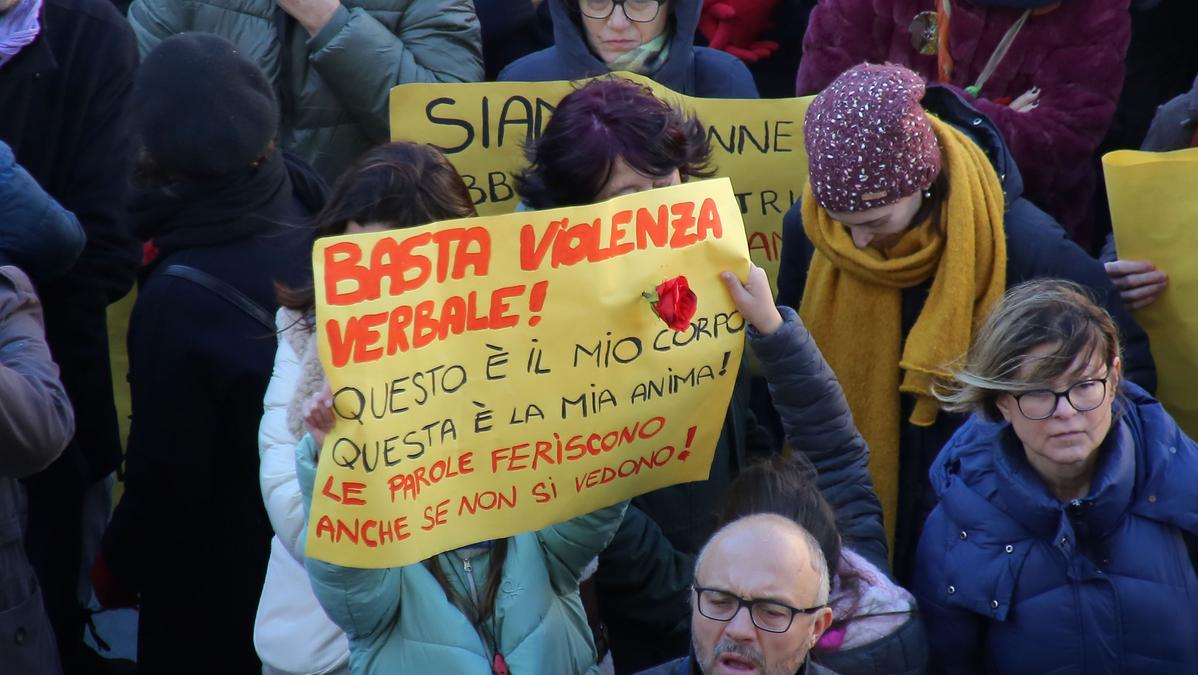 Un minuto di rumore contro la violenza di genere a Firenze il 25 novembre