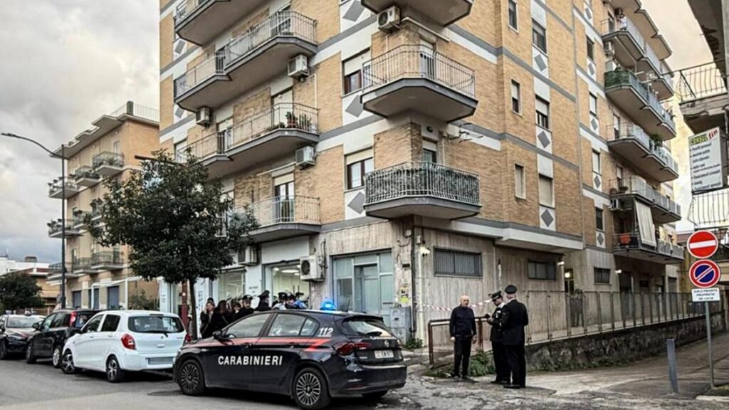 Un uomo accoltella la sorella a Napoli e chiama la madre mostrando il corpo della vittima