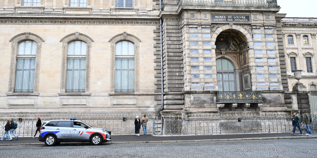 Una donna di 38 anni incriminata per il furto al Louvre di Parigi