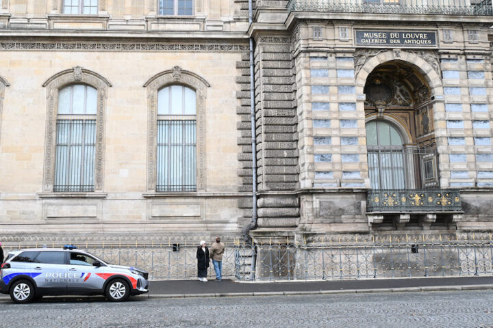 Una donna di 38 anni incriminata per il furto al Louvre di Parigi