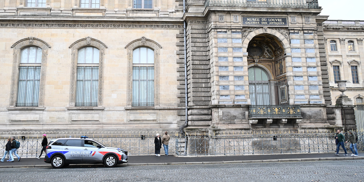 Una donna di 38 anni incriminata per il furto al Louvre di Parigi