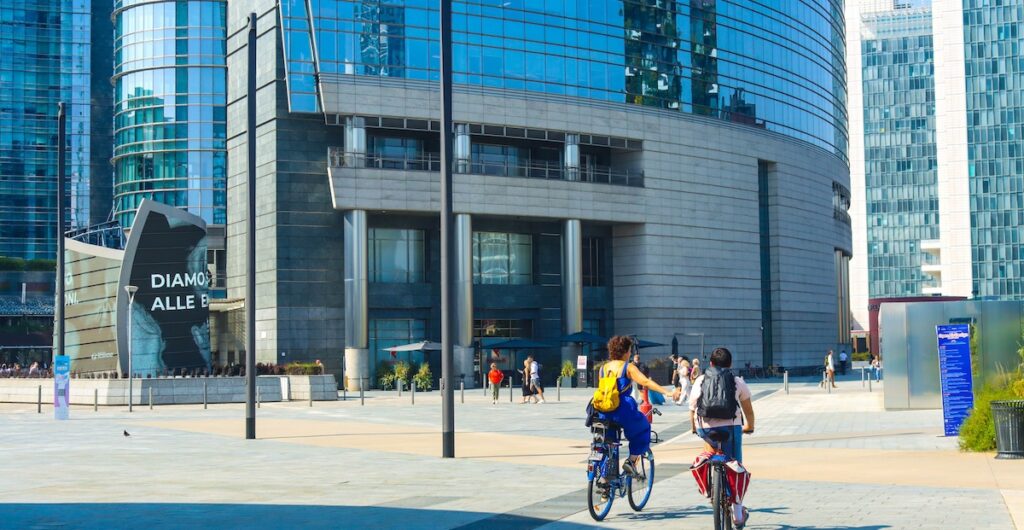 Una donna di 43 anni accoltellata in piazza Gae Aulenti a Milano, è in gravi condizioni