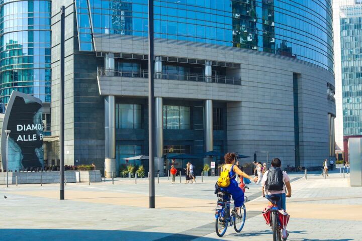 Una donna di 43 anni accoltellata in piazza Gae Aulenti a Milano, è in gravi condizioni