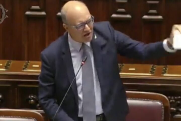 Valditara si indigna in aula: «Femminicidi sfruttati in modo vergognoso» durante il dibattito sull'educazione sessuale