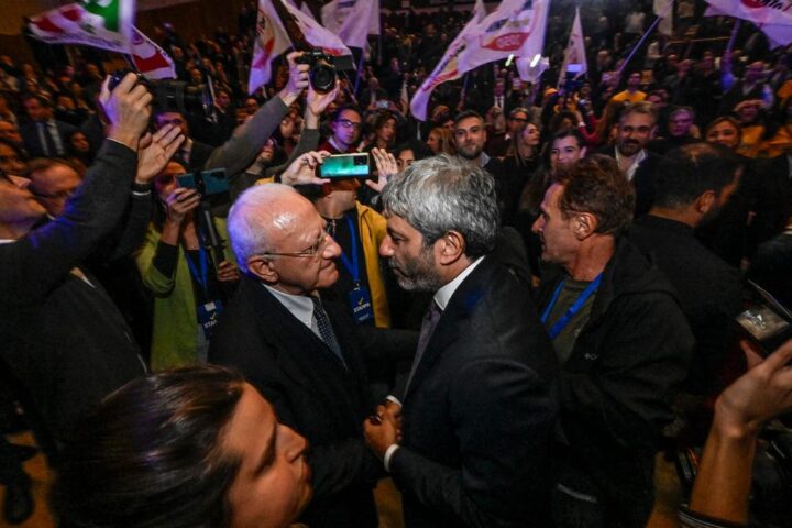 Vincenzo De Luca alza la pressione politica in Campania con la lista "A Testa Alta"