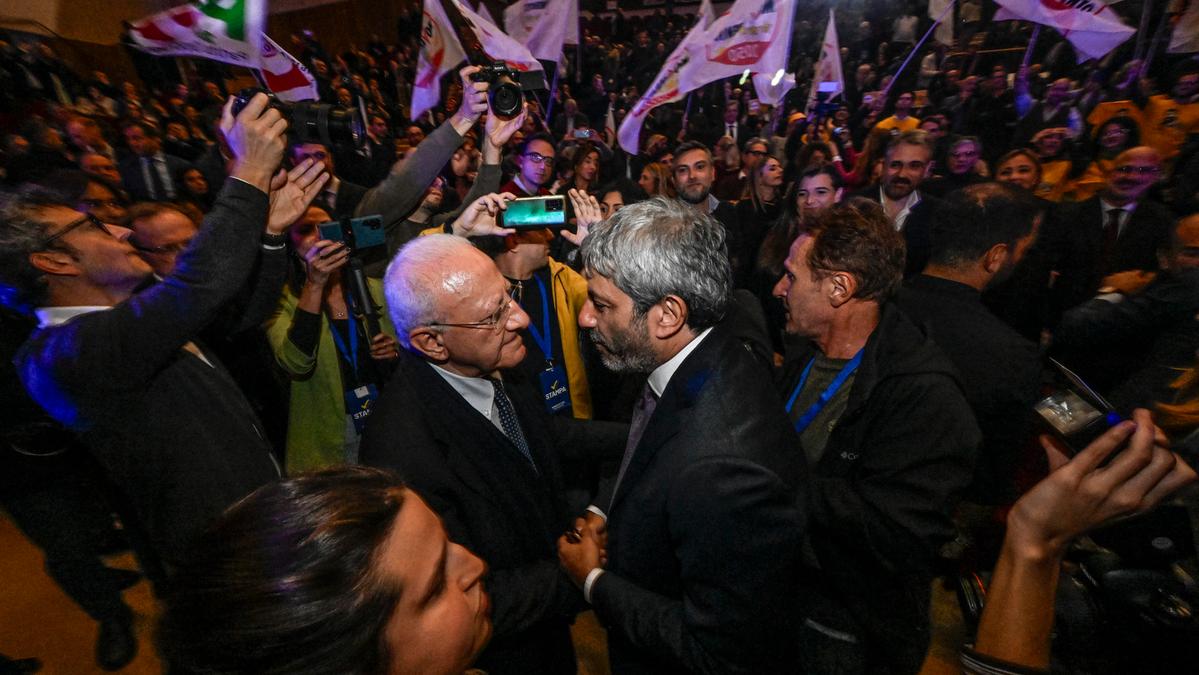 Vincenzo De Luca alza la pressione politica in Campania con la lista "A Testa Alta"