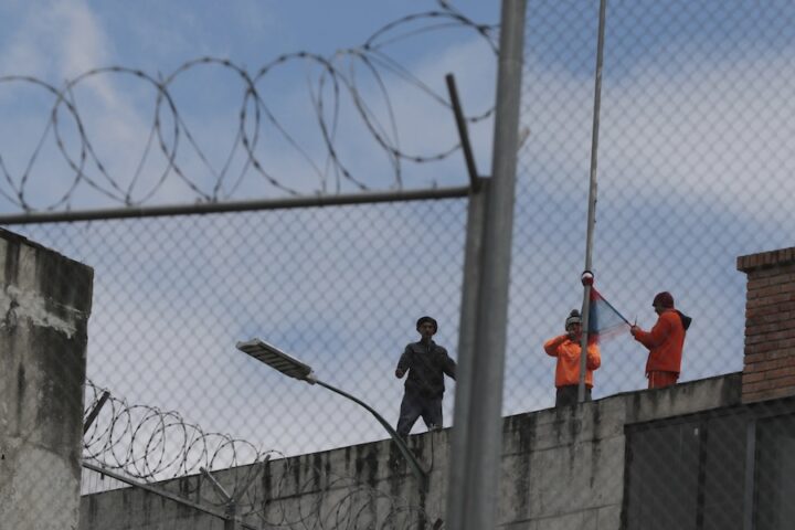 Violenti scontri in prigione a Machala, 27 detenuti morti in Ecuador