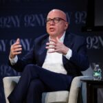 Wolff su Epstein: «Nei file c'è nulla di buono per Trump»