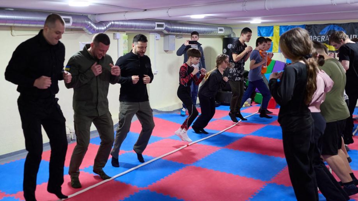 Zelensky ammette le difficoltà: i russi intensificano gli attacchi a Pokrovsk e Zaporizhzhia