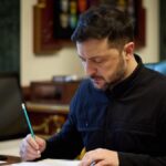 Zelensky avverte: la scelta tra dignità e alleato chiave giunge in un momento critico