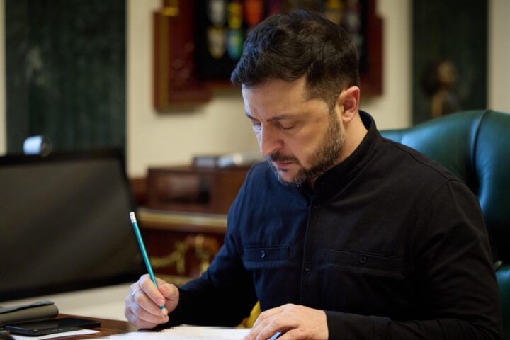 Zelensky avverte: la scelta tra dignità e alleato chiave giunge in un momento critico