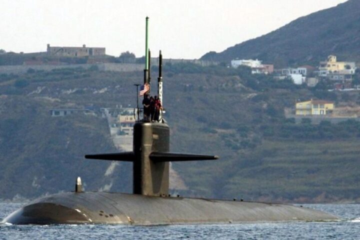 Medvedev rilancia la polemica con Macron e invita gli USA a inviare sottomarini verso la Francia