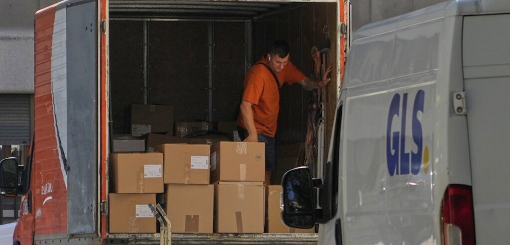 A partire dal 1° luglio 2026, tassa di 3 euro per pacchi sotto i 150 euro importati nell'UE