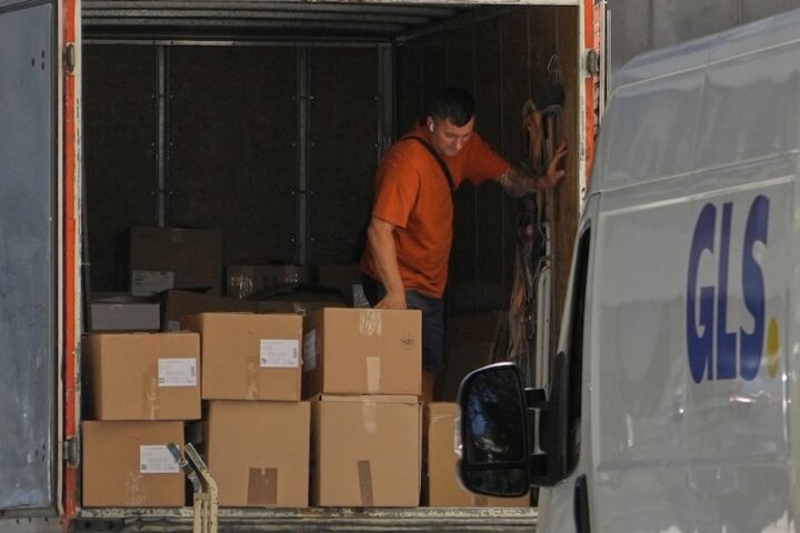 A partire dal 1° luglio 2026, tassa di 3 euro per pacchi sotto i 150 euro importati nell'UE