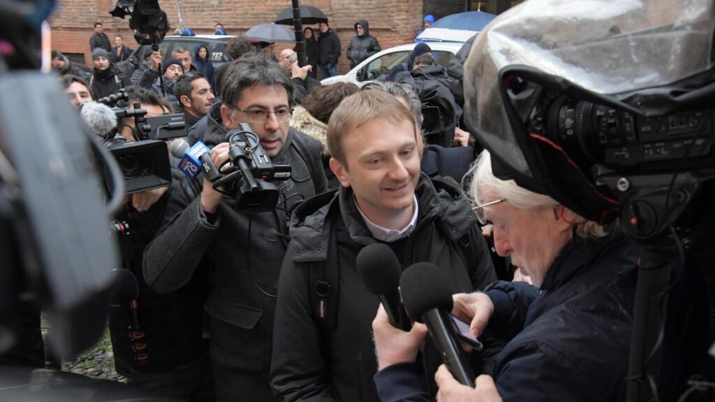 Alberto Stasi sorride tra le telecamere e afferma: "Non posso parlare" al tribunale di Pavia