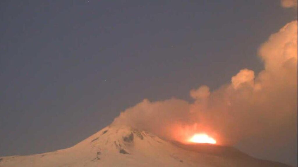 Allerta vulcani in Sicilia: trabocco lavico sullo Stromboli e aumento della soglia di allarme sull’Etna