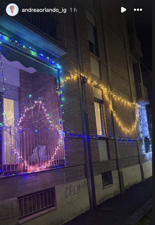 Andrea Orlando e le luci di Natale: la decorazione che suscita reazioni tra i condomini