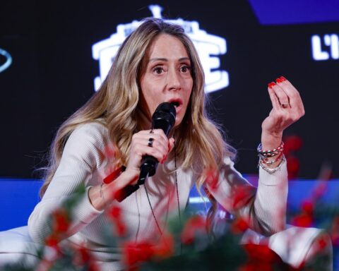 Arianna Meloni e Raoul Bova al panel di Atreju: riflessioni su social e reputazione online