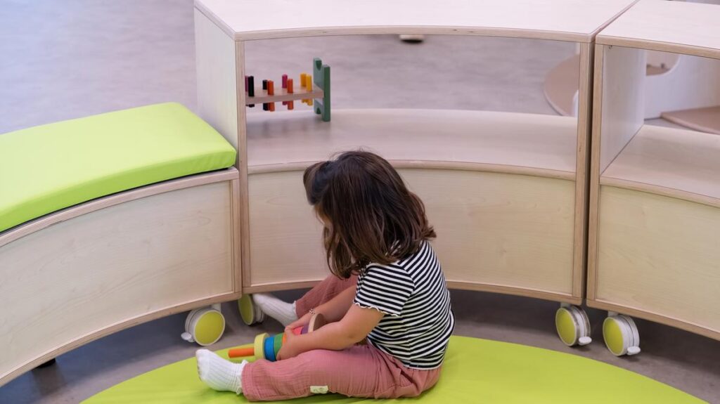 Arrestato un 35enne per aver baciato una bambina di tre anni davanti all'asilo a Cardano al Campo