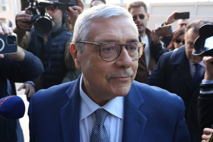 Arresti domiciliari per l'ex presidente siciliano Totò Cuffaro nell'inchiesta su corruzione e appalti irregolari
