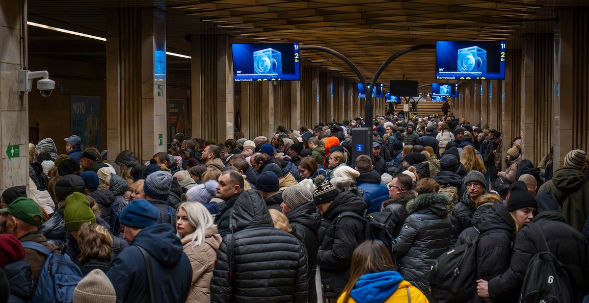 Attacco russo in Ucraina: ampie zone senza elettricità e tre morti dopo bombardamenti su infrastrutture energetiche