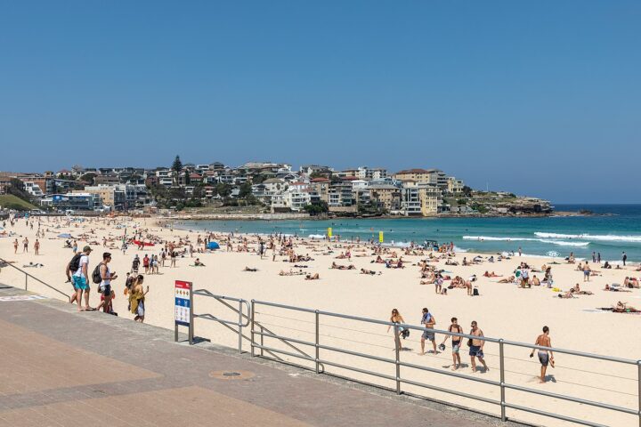 Attentato a Bondi Beach: sedici vittime, militanti dell'ISIS aprono il fuoco durante la celebrazione della Chanukkah
