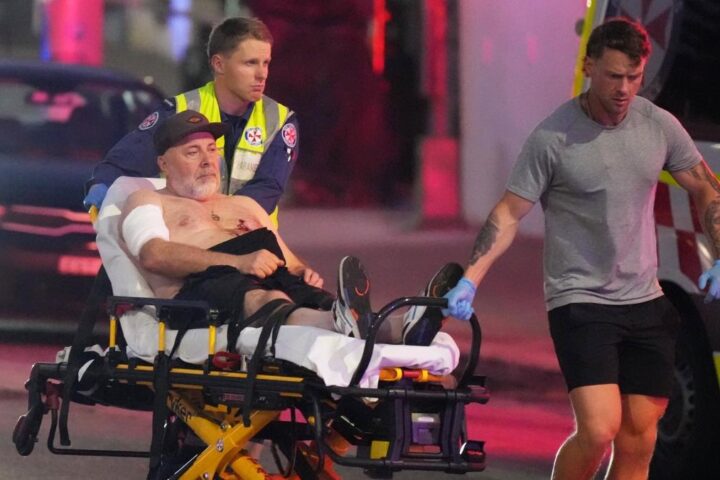 Attentato antisemitico a Bondi Beach: padre e figlio tra i killer, 16 morti e decine di feriti