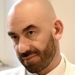 Bassetti avverte sul rischio Natale: "Chi si sente eroe indossi almeno la mascherina"