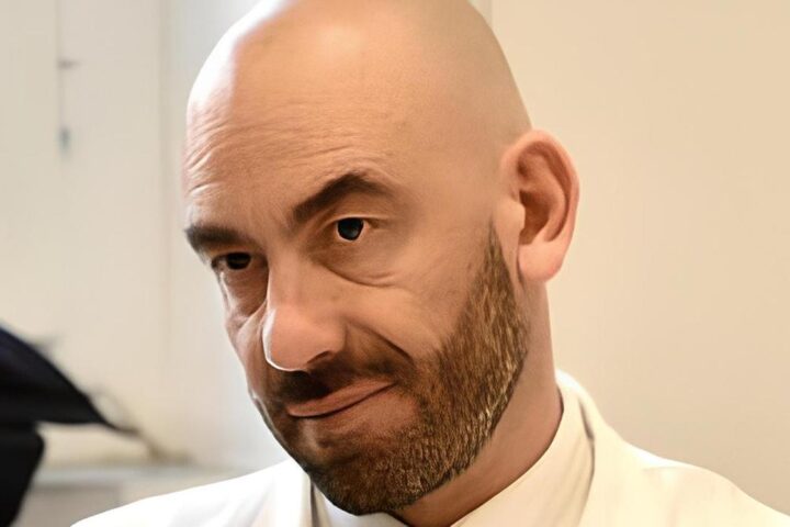 Bassetti avverte sul rischio Natale: "Chi si sente eroe indossi almeno la mascherina"