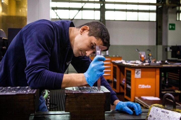 Bassi salari in Italia: un problema di lunga data aggravato dalla crisi attuale