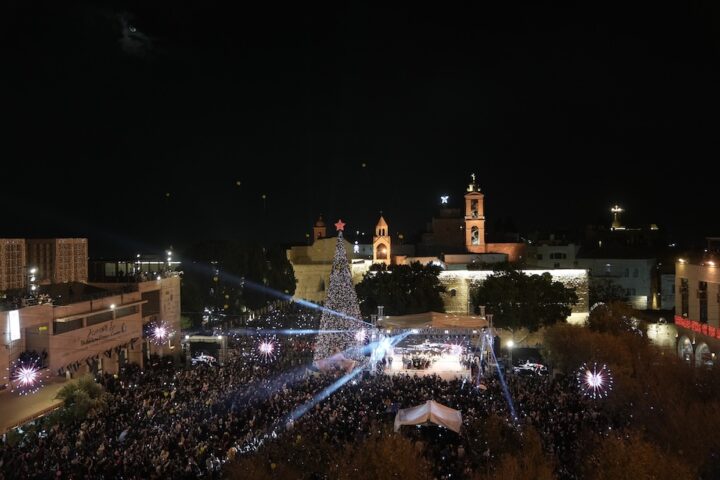 Betlemme celebra il Natale dopo due anni di sospensione a causa della guerra a Gaza