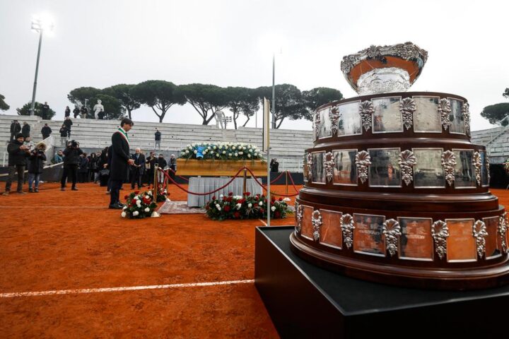 Camera ardente per Nicola Pietrangeli al Foro Italico, il presidente Coni omaggia il campione