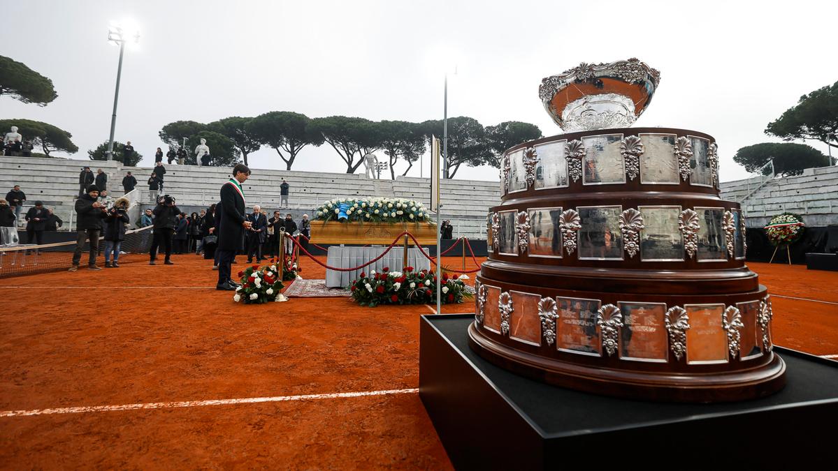 Camera ardente per Nicola Pietrangeli al Foro Italico, il presidente Coni omaggia il campione