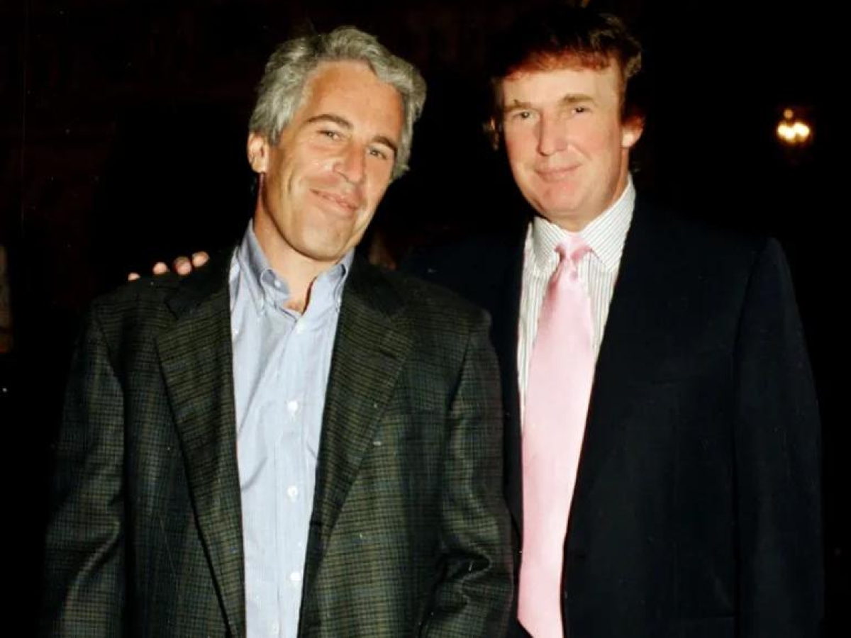 Caso Epstein, rivelazioni su Trump: almeno otto voli sul jet del finanziere pedofilo