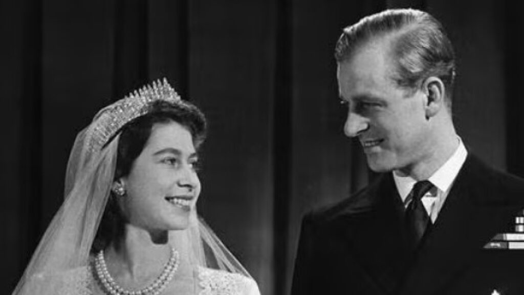 Centenario di Elisabetta II: a Londra un ponte e 200 abiti per celebrarla nel 2026