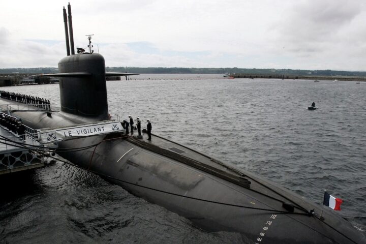 Cinque droni non identificati sorvolano la base navale francese di Île Longue: avviata un'indagine