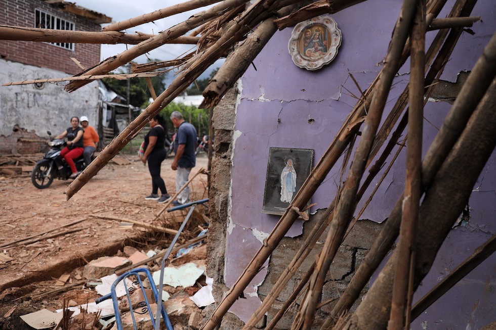 Colombia affronta dibattito etico su bombardamenti contro guerriglieri minorenni