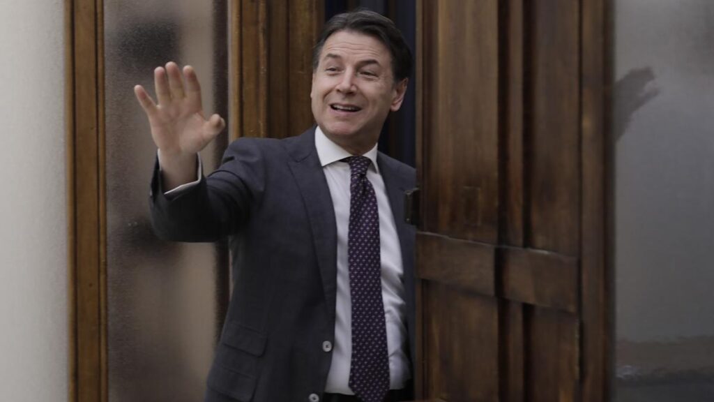 Conte torna a rivestire il ruolo di 'Giuseppi' tra critica alla strategia europea nella guerra in Ucraina
