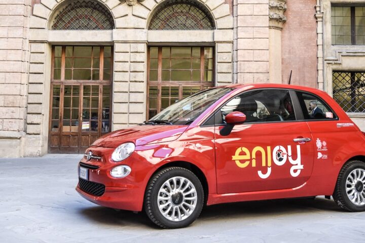 Dal 2026 divieti per parcheggio libero e cambiamenti nelle regole di Enjoy a Milano, Torino, Firenze, Roma e Bologna