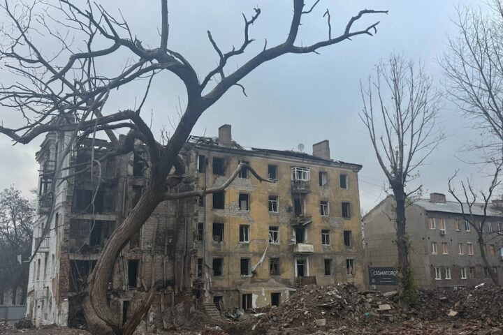 Daniele Raineri racconta la vita a Kramatorsk tra bombardamenti e fast food