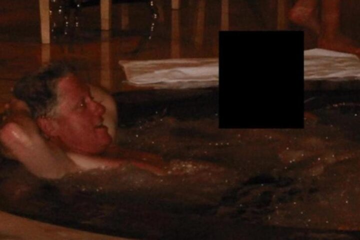 Documenti di Epstein rivelano foto di Bill Clinton in vasca idromassaggio con persona non identificata